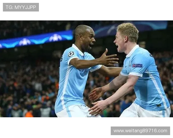 大战在即皇马曼城高管互赠纪念